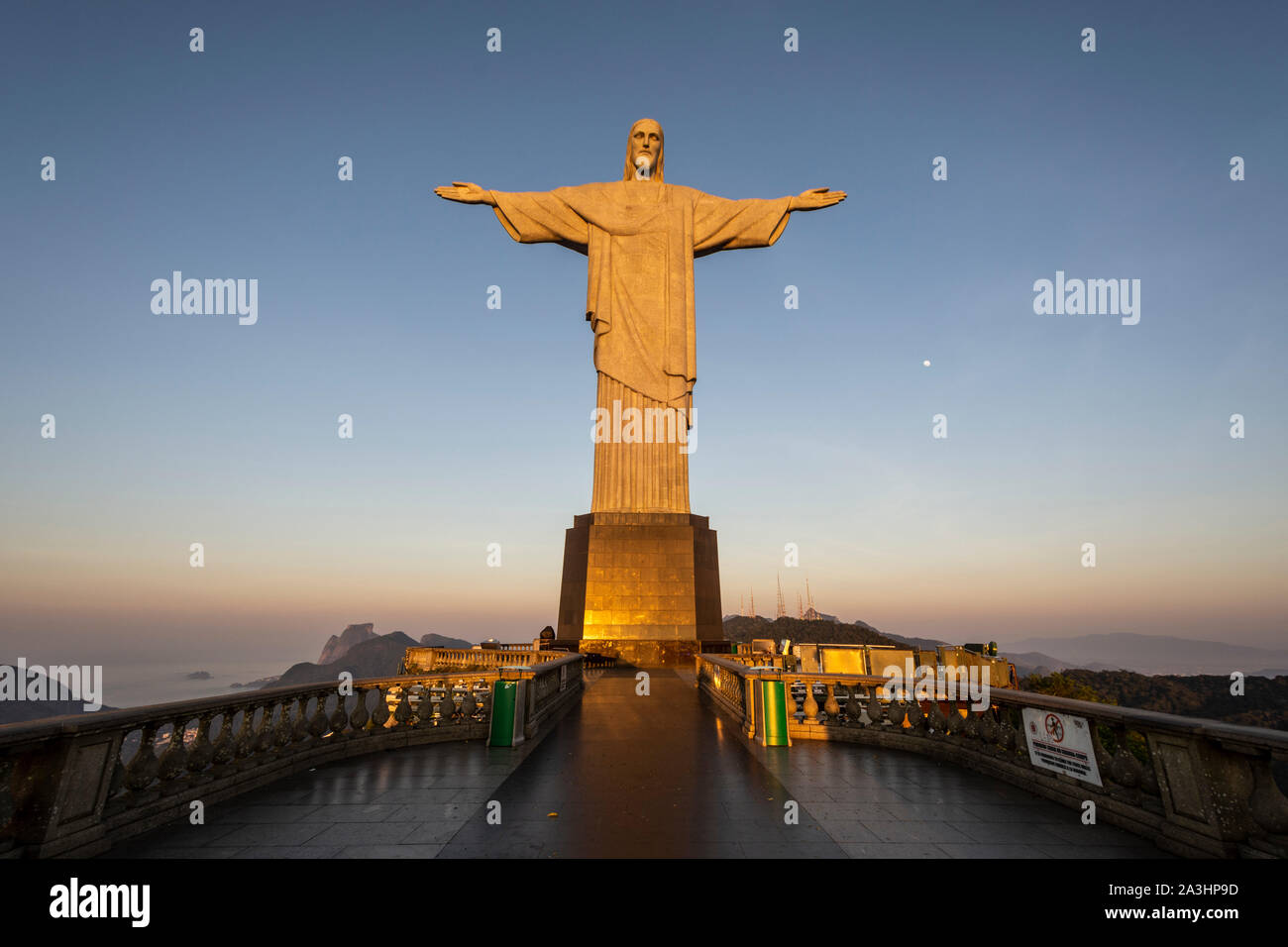 Cristo Redentor ao nascer do sol no Rio